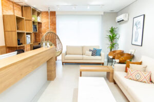 Recepção e sala de espera da unidade Corpo & Coluna em Icaraí, Niterói, para atendimento de quiropraxia para hérnia de disco.