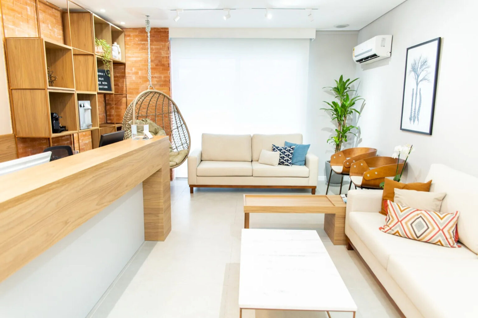 Recepção e sala de espera da unidade Corpo & Coluna na Barra da Tijuca para atendimento de quiropraxia para hérnia de disco.