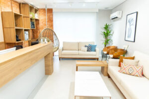 Recepção e sala de espera da unidade Corpo & Coluna na Barra da Tijuca para atendimento de quiropraxia para hérnia de disco.